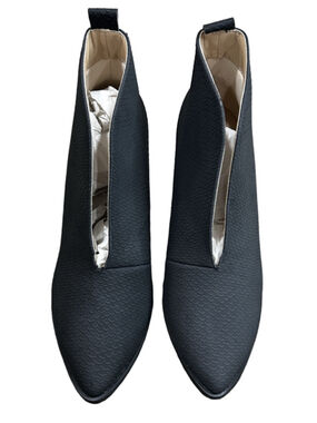 New without box Journee Collection Bellamy size 6 with vegan leather and deep V